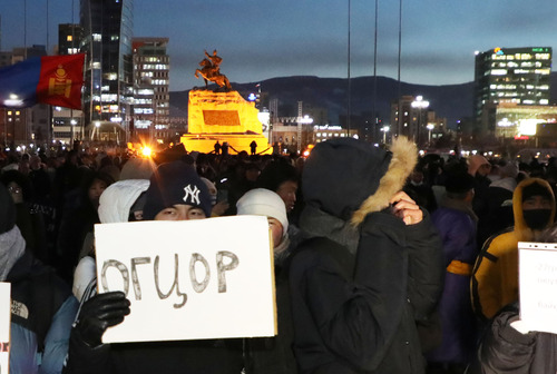 Шууд: Иргэд Засгийн газрыг огцруулахыг шаардаж жагсаж эхэллээ